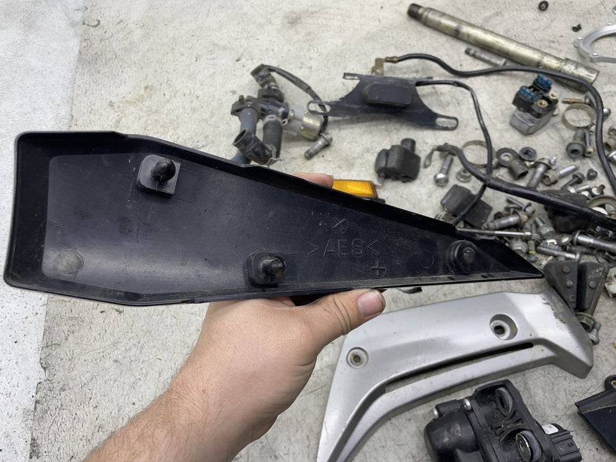 06-15 YAMAHA FZ1 PARTS AND HARDWARE LOT W/ BRAKE LIGHT
