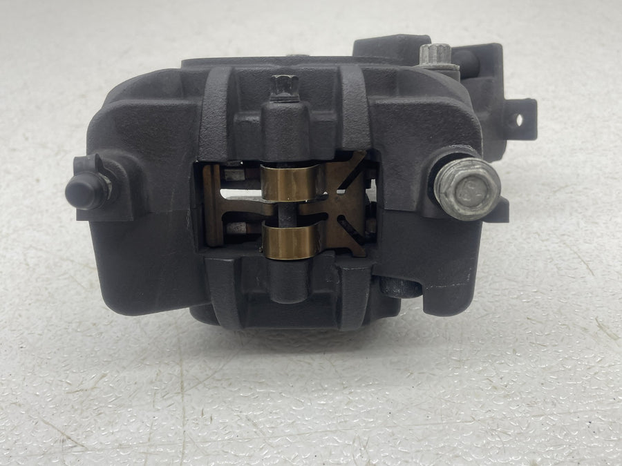 21-22 HARLEY-DAVIDSON IRON 883 XL883N REAR BACK BRAKE CALIPER W/ MOUNT