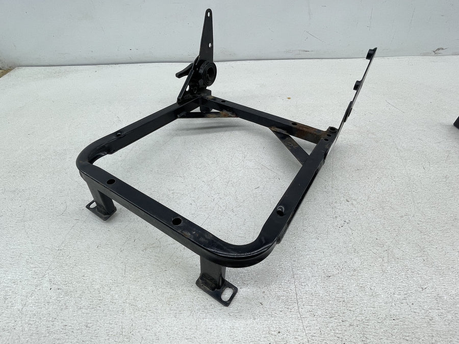 19 POLARIS SLINGSHOT SL RIGHT PASSENGER LOWER SEAT BASE MOUNT BACK REST FRAME