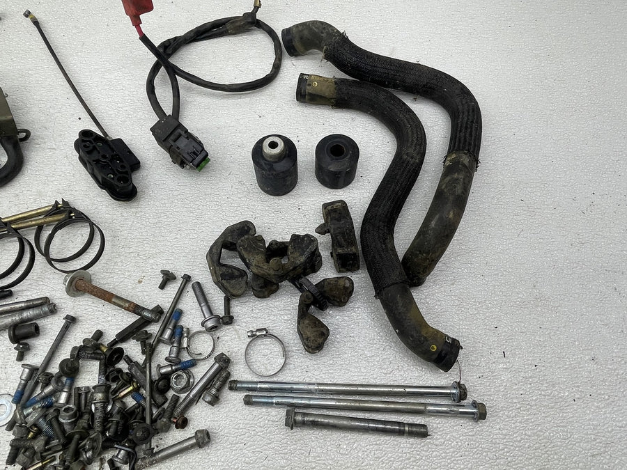 04-05 SUZUKI GSXR750 PARTS HARDWARE FUSE BOX CUSH HORN MOUNT NUTS BOLTS