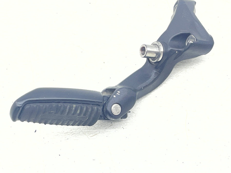 25-26 HARLEY-DAVIDSON NIGHTSTER RH975 LEFT FRONT FOOT REST PEG STEP MOUNT