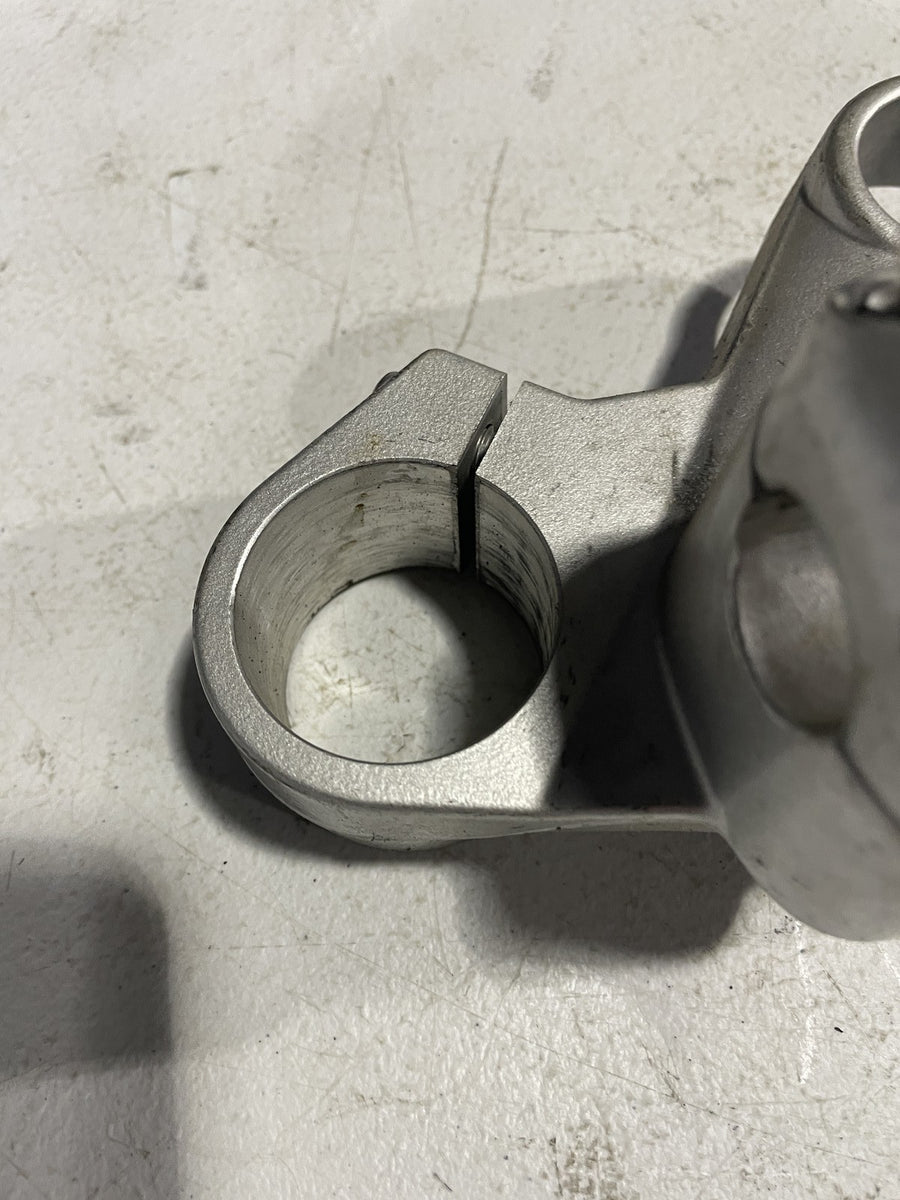 2006 TRIUMPH TIGER FORKS UPPER TRIPLE TREE CLAMP