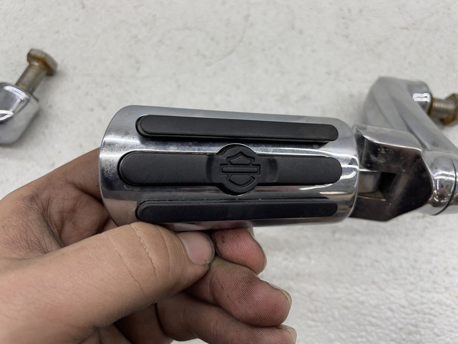 07-11 HARLEY-DAVIDSON ROAD KING CLASSIC FLHRC FRONT HIGHWAY FOOTPEGS PAIR
