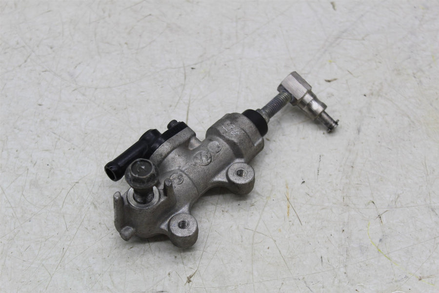 03-04 SUZUKI GSXR1000 REAR BACK BRAKE CALIPER MASTER CYLINDER RESERVOIR (READ)