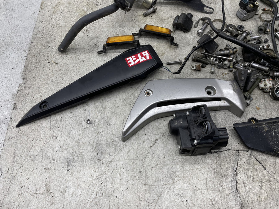 06-15 YAMAHA FZ1 PARTS AND HARDWARE LOT W/ BRAKE LIGHT