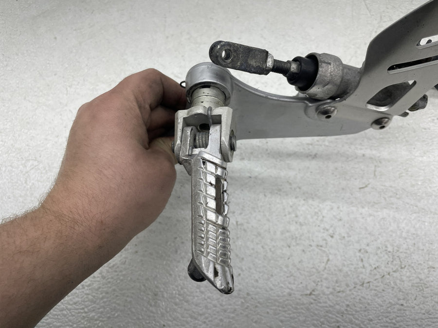06-07 SUZUKI GSXR600 RIGHT REARSET REAR SET DRIVER FOOT PEG W/ REAR MASTER