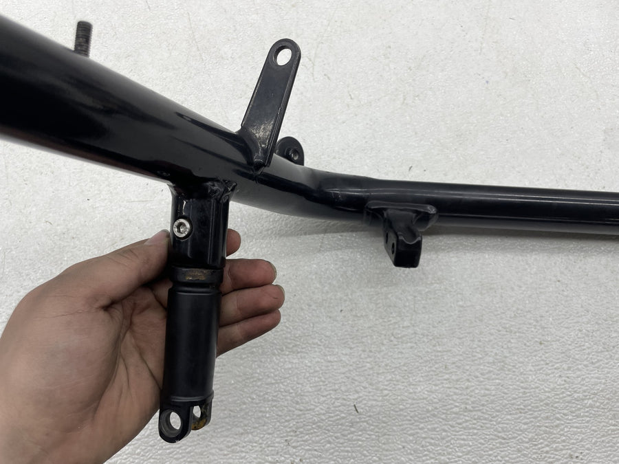 06-07 HARLEY-DAVIDSON STREET ROD VRSCR LEFT LOWER FRAME RAIL SUPPORT BRACKET