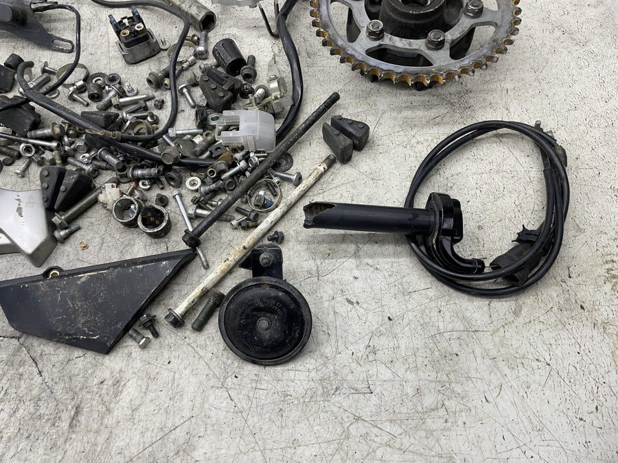 06-15 YAMAHA FZ1 PARTS AND HARDWARE LOT W/ BRAKE LIGHT