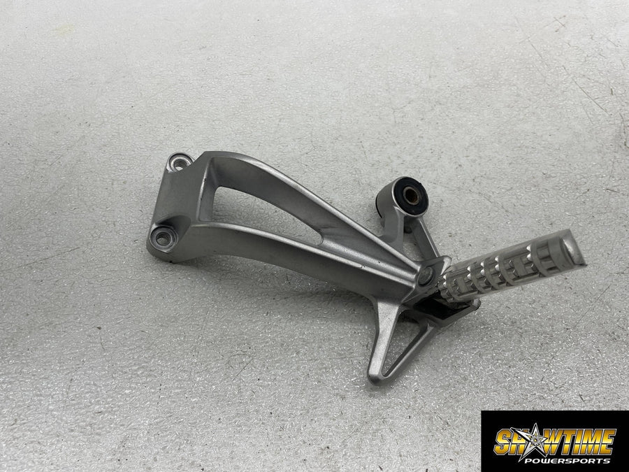 06-15 YAMAHA FZ1 RIGHT REAR BACK PASSENGER PEG