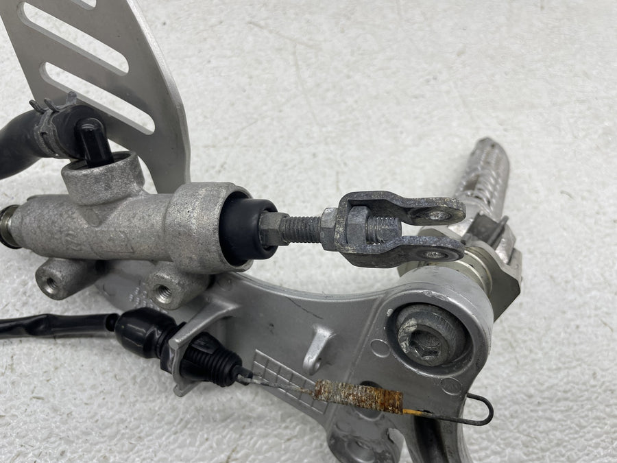 06-07 SUZUKI GSXR600 RIGHT REARSET REAR SET DRIVER FOOT PEG W/ REAR MASTER