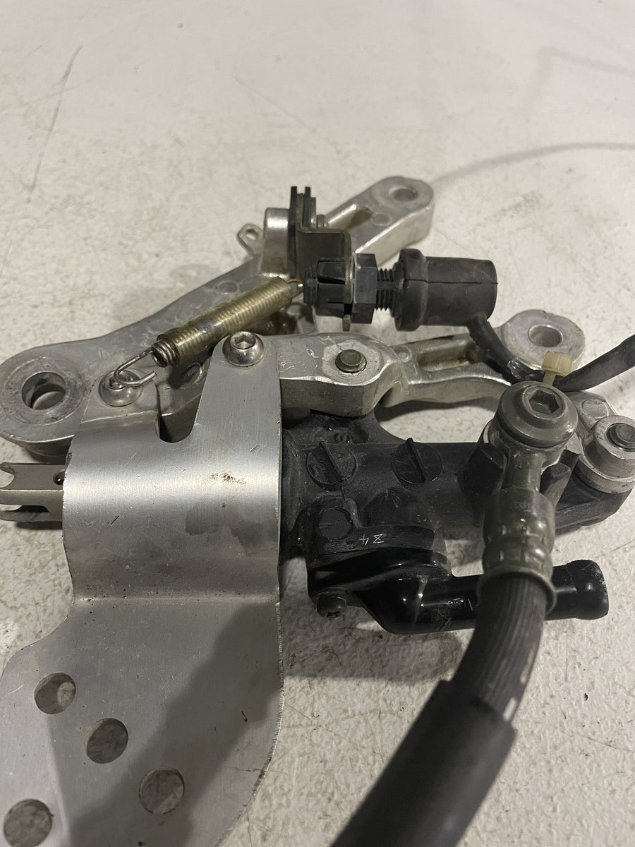 99-02 YAMAHA YZF R6 RIGHT REARSET REAR MASTER DRIVER FOOT PEG REST STOP