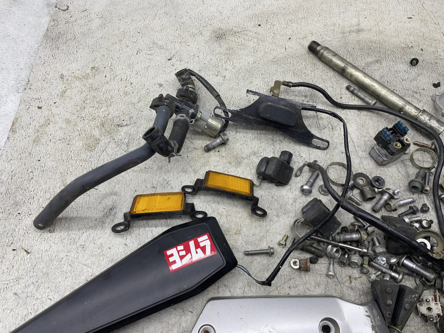 06-15 YAMAHA FZ1 PARTS AND HARDWARE LOT W/ BRAKE LIGHT