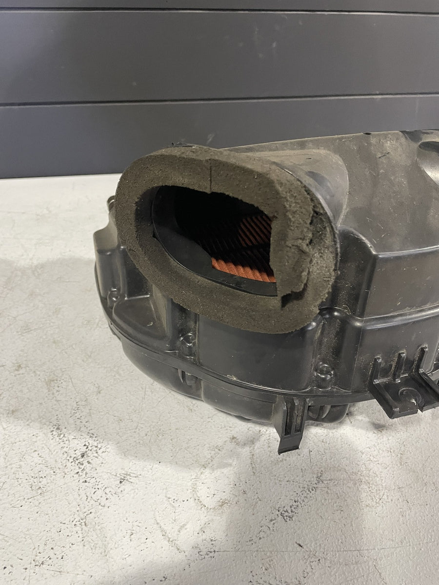 06-07 SUZUKI GSXR600 AIRBOX AIR INTAKE FILTER BOX 13700-01H01