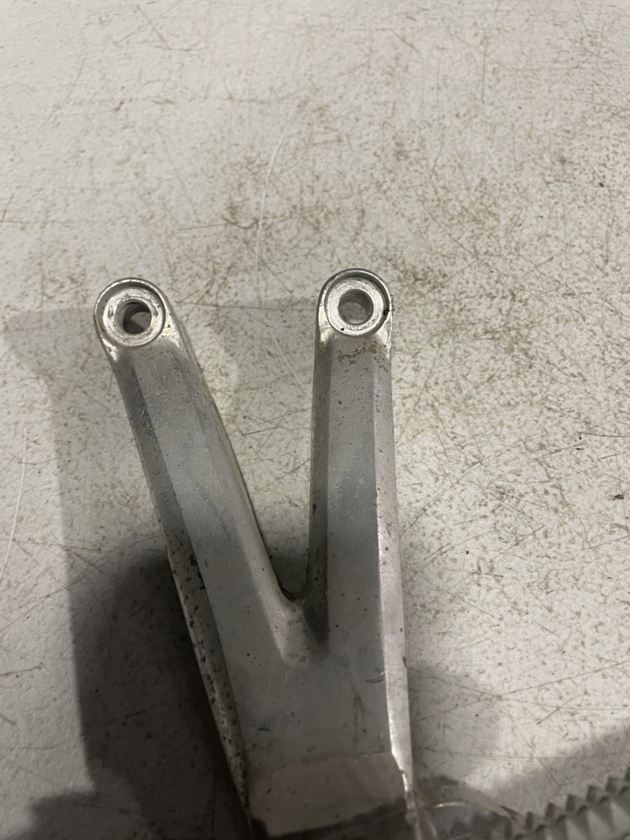 99-02 YAMAHA YZF R6 REAR BACK PASSENGER PEG SET PAIR 5EB-27430-00-00