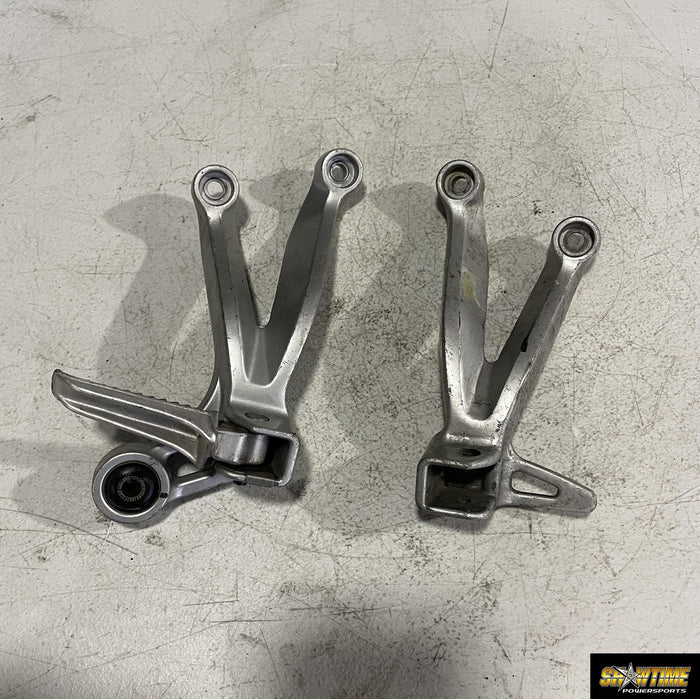 00-03 SUZUKI GSXR750 REAR BACK PASSENGER PEG SET PAIR 43600-35F00 43700-35F00