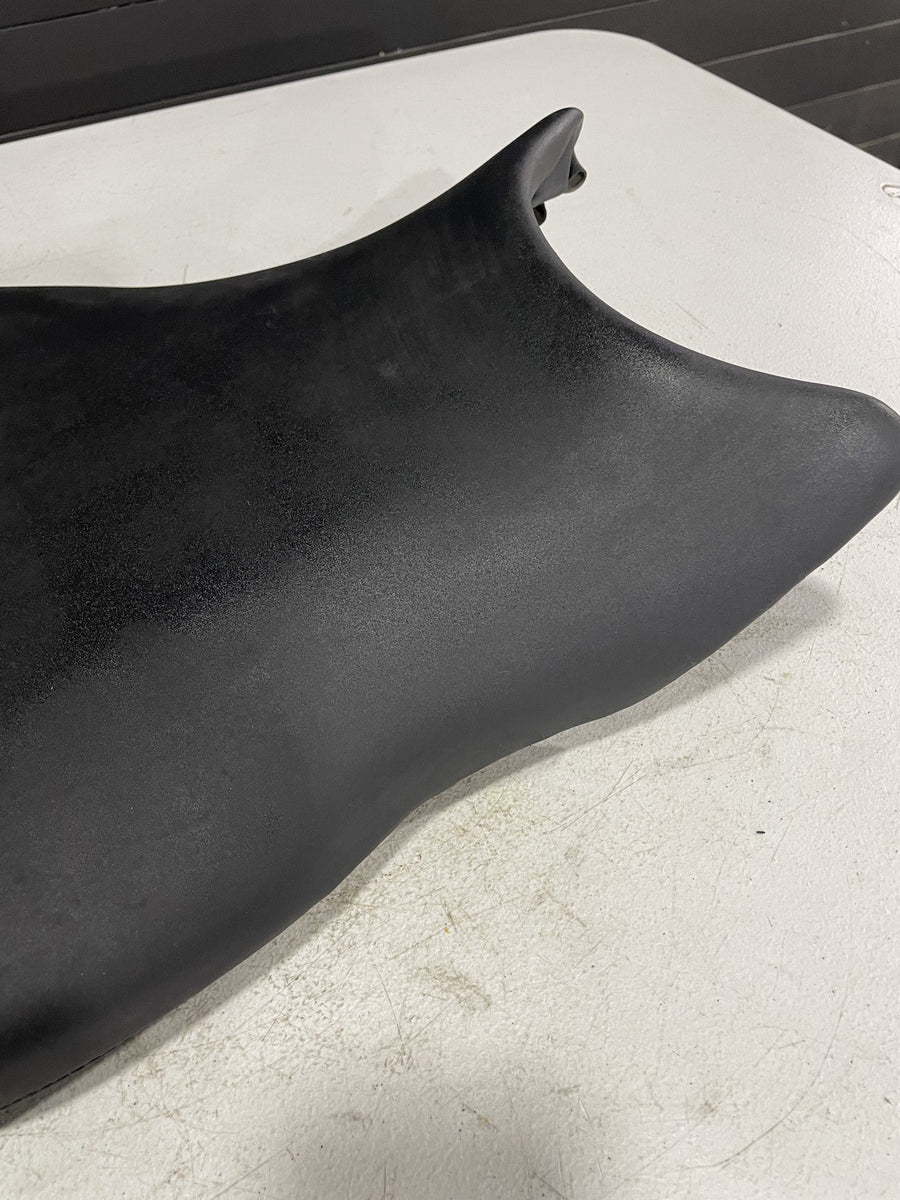 06-07 YAMAHA YZF R6 FRONT DRIVERS SEAT PAD SADDLE PILLION