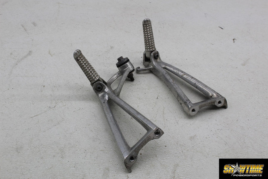 03-05 YAMAHA YZF R6 RIGHT LEFT REAR BACK PASSENGER FOOT STEP PEGS PAIR
