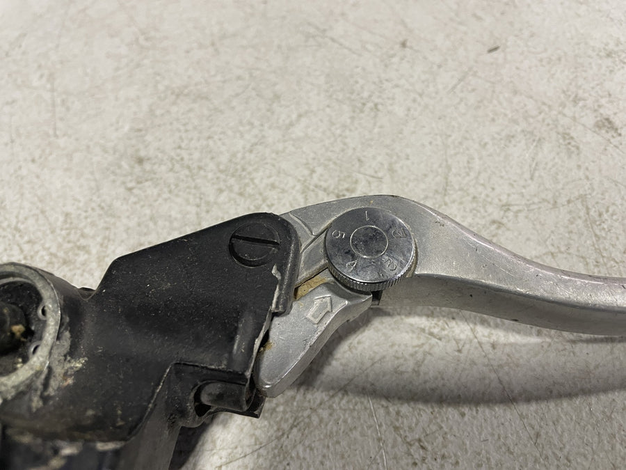 99-02 YAMAHA YZF R6 FRONT BRAKE MASTER CYLINDER W/ LEVER 4SV-W2587-10-00