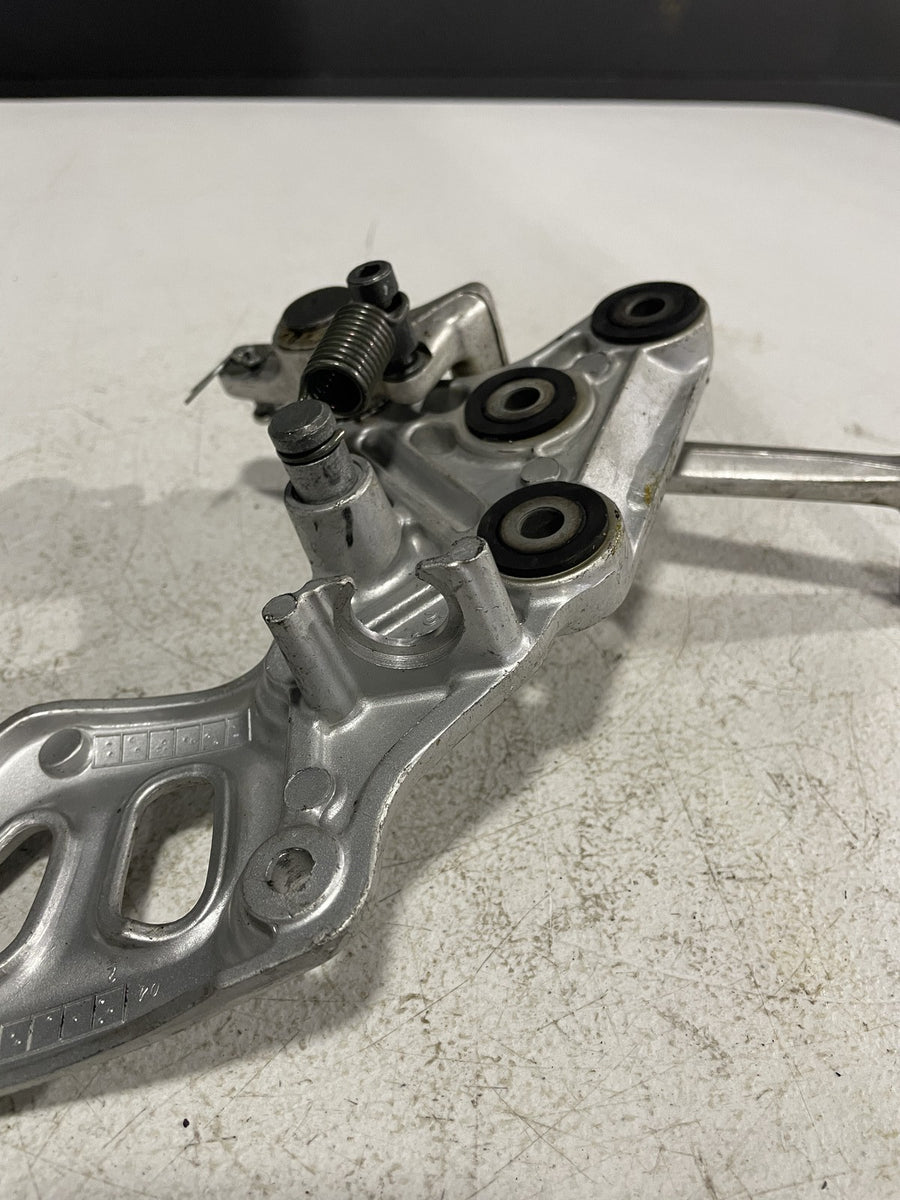 99-07 SUZUKI HAYABUSA RIGHT REARSET REAR SET DRIVER FOOT PEG REST STOP