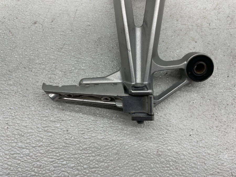06-15 YAMAHA FZ1 RIGHT REAR BACK PASSENGER PEG