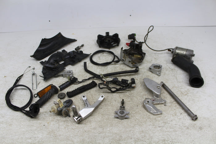00-01 YAMAHA YZF600R PARTS THROTTLE CABLE VALVE STARTER HUB COVER PEG BRACKET
