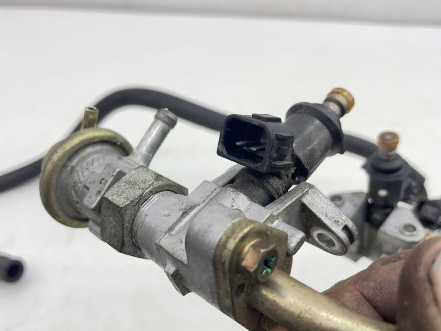 00-01 HONDA RVT1000R RC51 SP1 GAS FUEL INJECTORS RAIL 16400-MCF-674