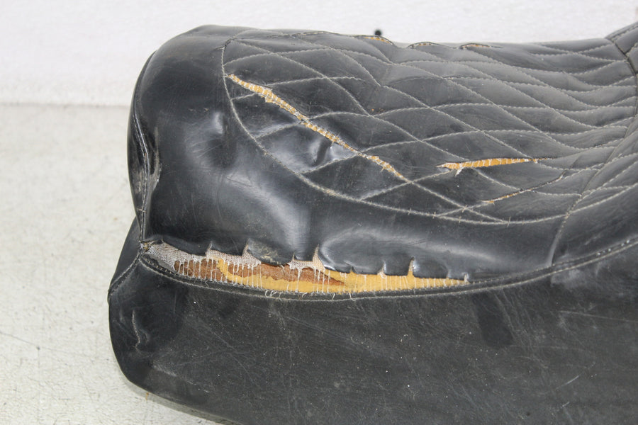 1981 SUZUKI GS550L FRONT DRIVERS SEAT SADDLE (SEE DESCP)