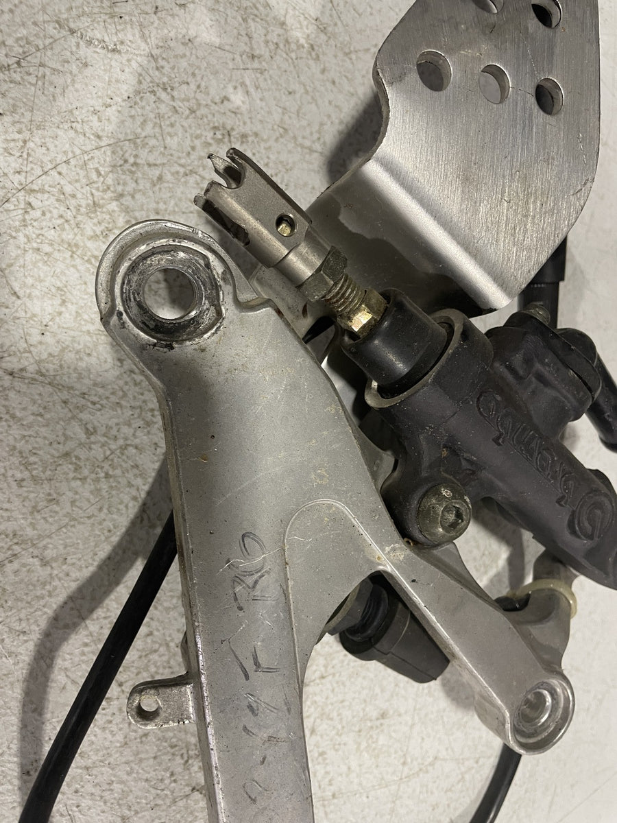 99-02 YAMAHA YZF R6 RIGHT REARSET REAR MASTER DRIVER FOOT PEG REST STOP