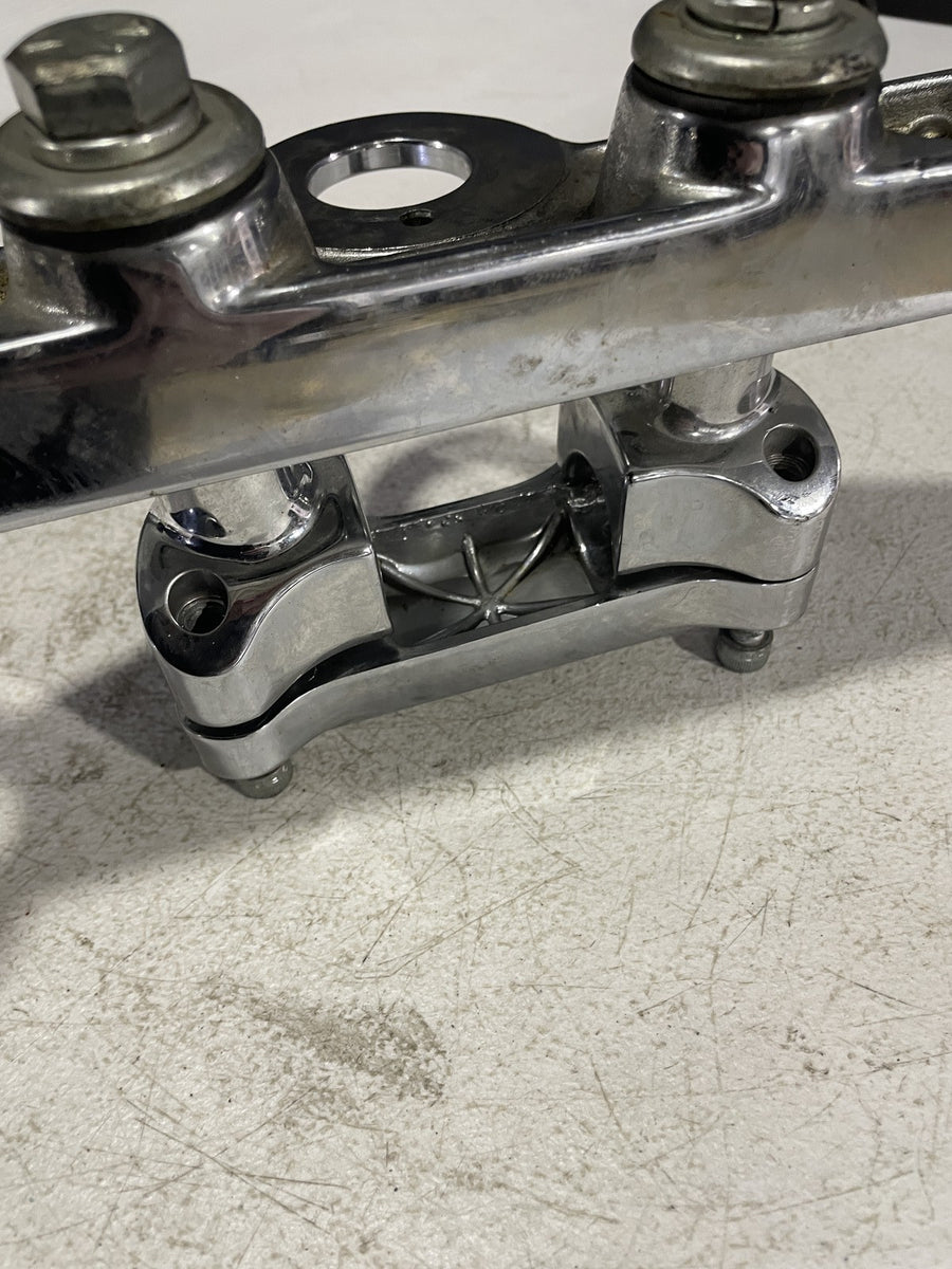 01-06 HARLEY-DAVIDSON SOFTAIL STANDARD FXSTI FORKS UPPER TRIPLE TREE CLAMP