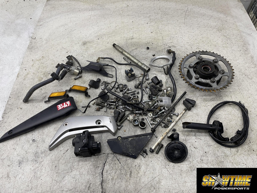 06-15 YAMAHA FZ1 PARTS AND HARDWARE LOT W/ BRAKE LIGHT
