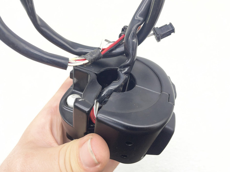 18-23 HARLEY-DAVIDSON STREET BOB RIGHT CONTROL SWITCH