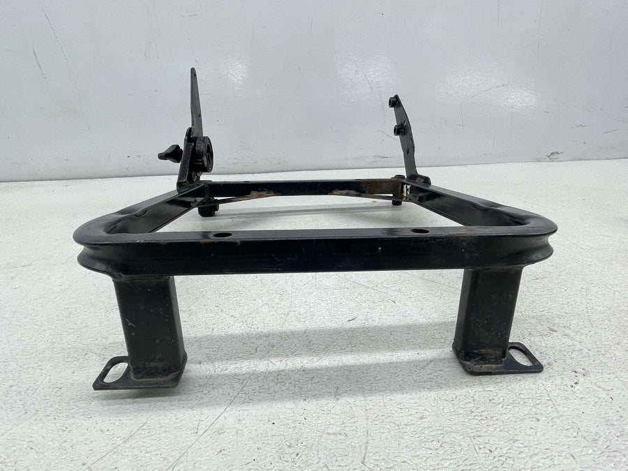 19 POLARIS SLINGSHOT SL RIGHT PASSENGER LOWER SEAT BASE MOUNT BACK REST FRAME