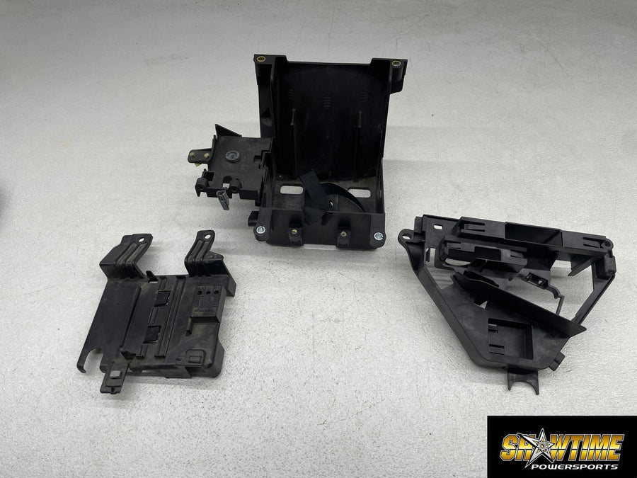 17-23 HARLEY-DAVIDSON ELECTRA GLIDE ULTRA LIMITED FLHTK BATTERY TRAY BOX HOLDER
