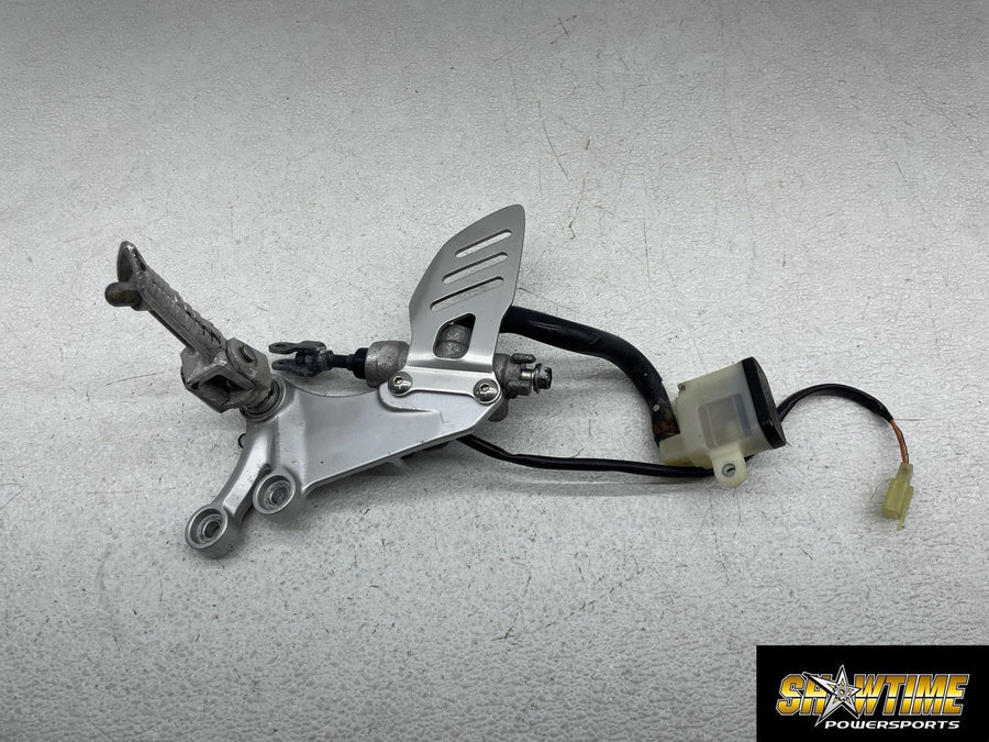 06-07 SUZUKI GSXR600 RIGHT REARSET REAR SET DRIVER FOOT PEG W/ REAR MASTER