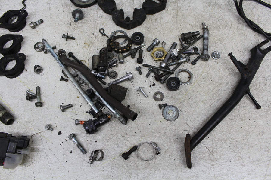 05 SUZUKI GSXR600 PARTS AND HARDWARE NUTS BOLTS HUB COVER UPPER TREE STAND MOUNT