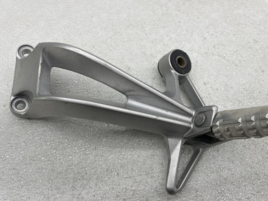 06-15 YAMAHA FZ1 RIGHT REAR BACK PASSENGER PEG