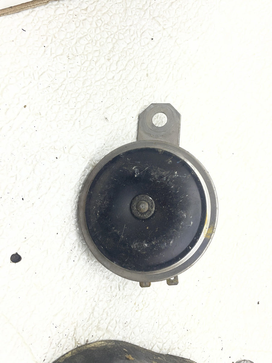 04-05 SUZUKI GSXR750 PARTS HARDWARE FUSE BOX CUSH HORN MOUNT NUTS BOLTS