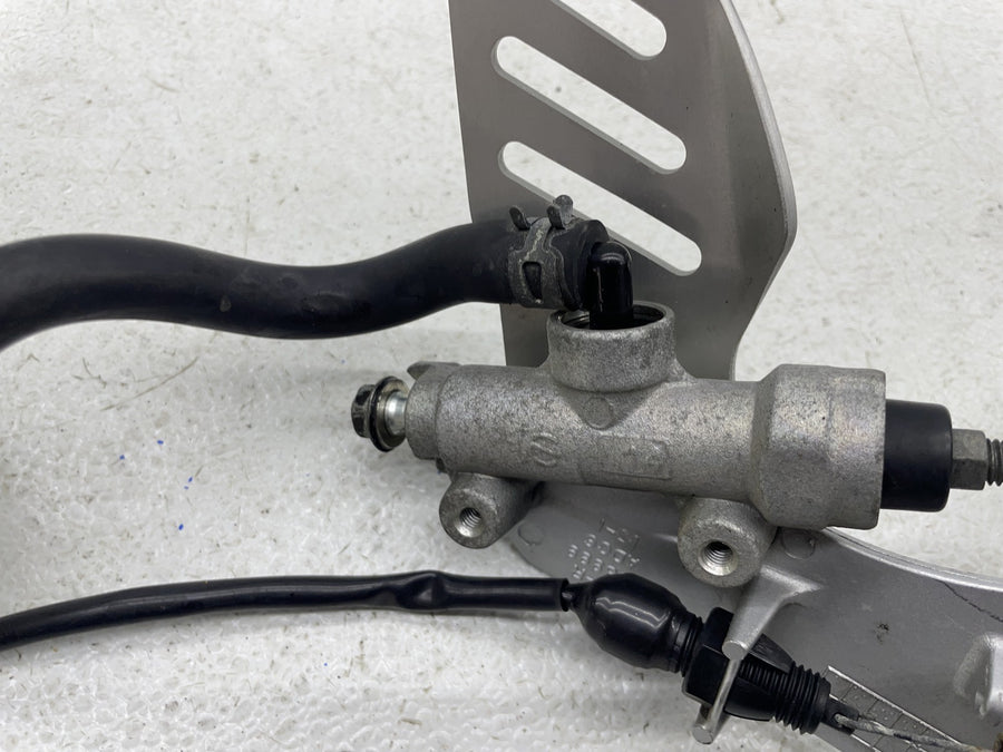 06-07 SUZUKI GSXR600 RIGHT REARSET REAR SET DRIVER FOOT PEG W/ REAR MASTER