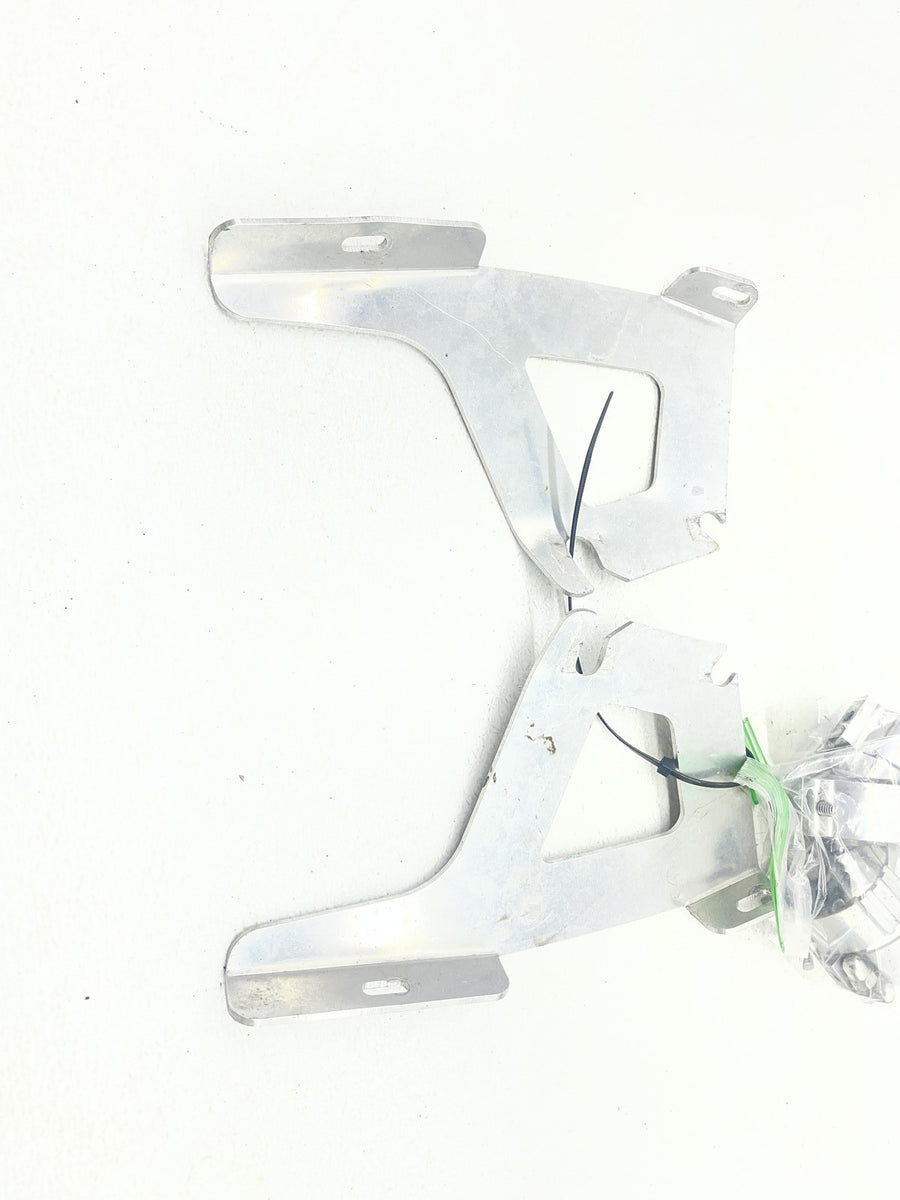 04-06 VICTORY KINGPIN WINDSHIELD WIND SCREEN MOUNTS BRACKETS