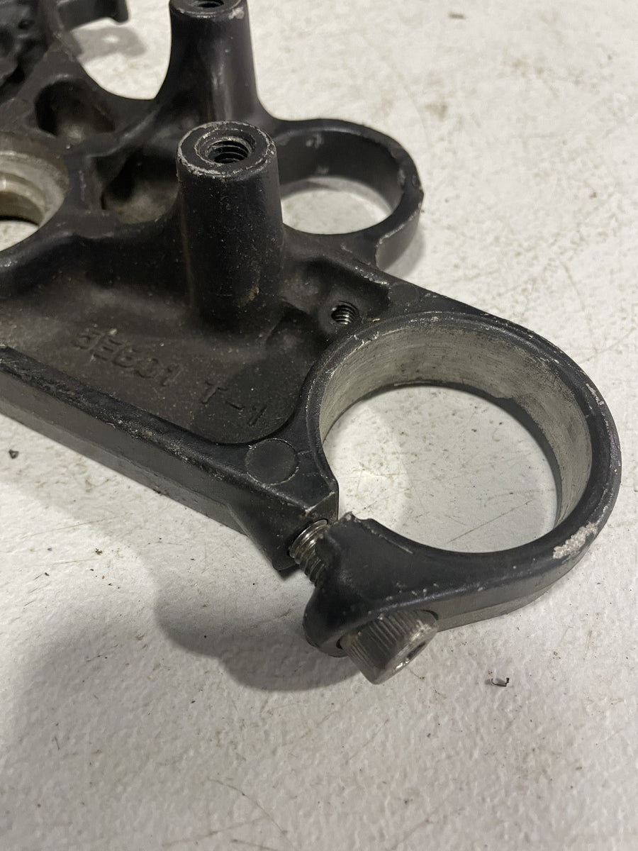 99-02 YAMAHA YZF R6 FORKS UPPER TRIPLE TREE CLAMP 5EB-23435-01-00