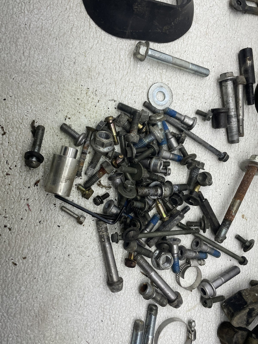 04-05 SUZUKI GSXR750 PARTS HARDWARE FUSE BOX CUSH HORN MOUNT NUTS BOLTS