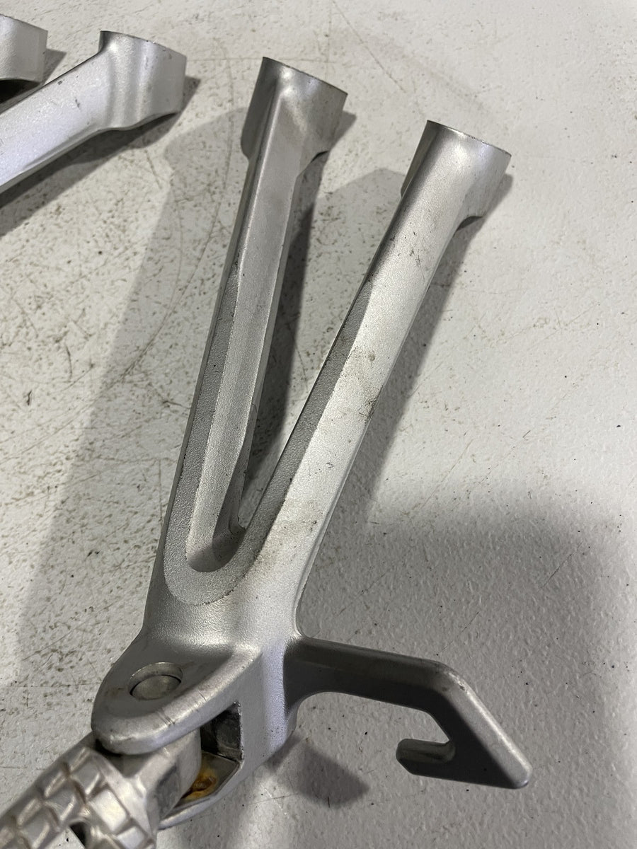 05-06 SUZUKI GSXR1000 REAR BACK PASSENGER PEG SET PAIR