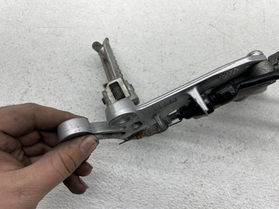 06-07 SUZUKI GSXR600 RIGHT REARSET REAR SET DRIVER FOOT PEG W/ REAR MASTER