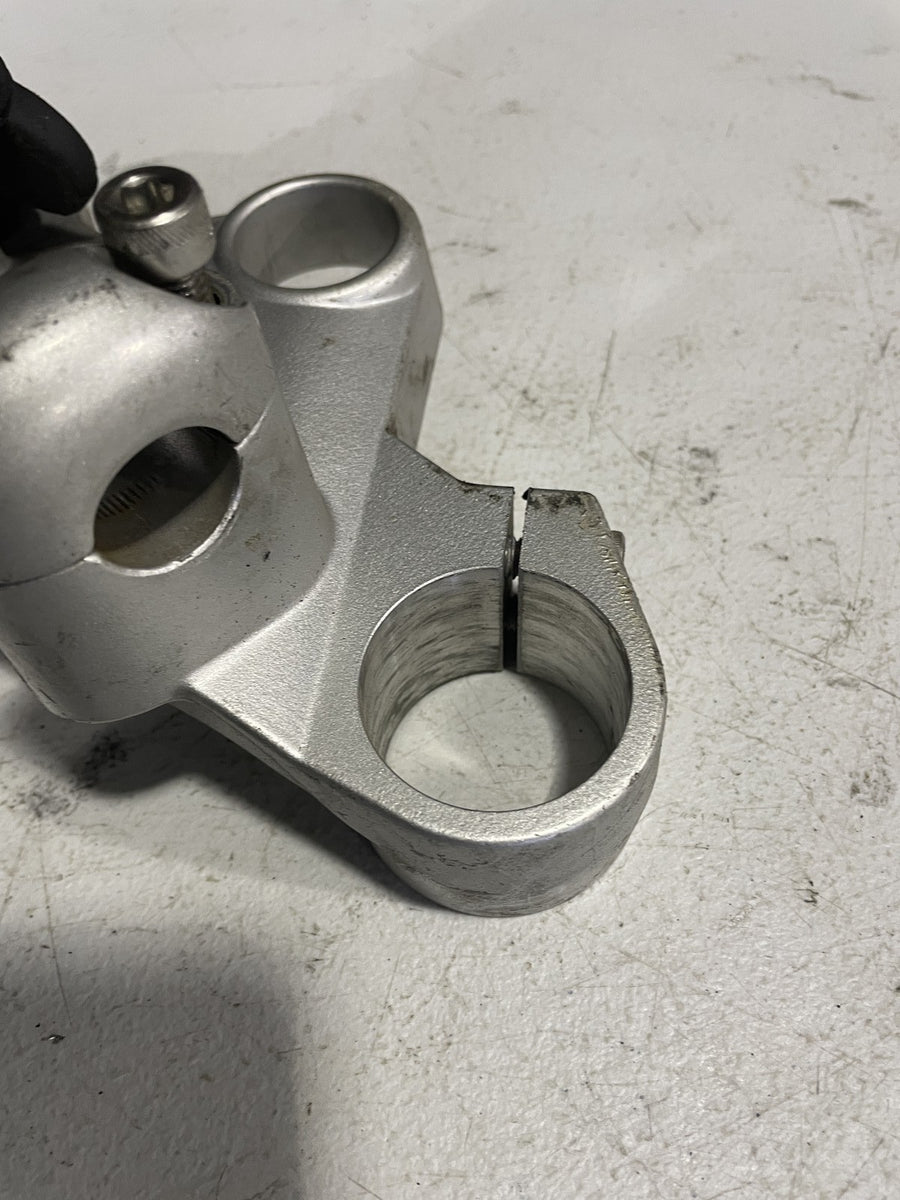 2006 TRIUMPH TIGER FORKS UPPER TRIPLE TREE CLAMP