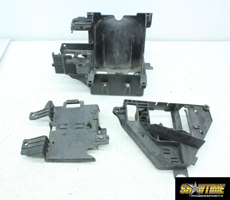 12-16 HARLEY-DAVIDSON ELECTRA GLIDE ULTRA FLHTCU BATTERY TRAY BOX HOLDER ASSY