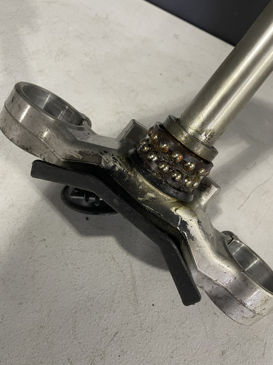 04-06 YAMAHA YZF R1 FRONT FORKS CLAMP LOWER TRIPLE TREE STEM