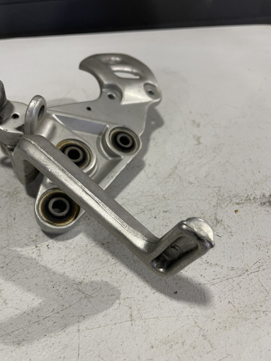99-07 SUZUKI HAYABUSA RIGHT REARSET REAR SET DRIVER FOOT PEG REST STOP