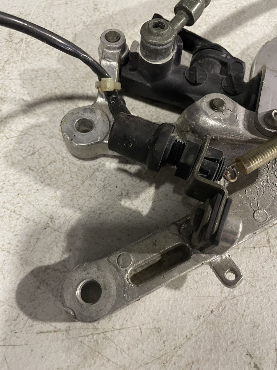 99-02 YAMAHA YZF R6 RIGHT REARSET REAR MASTER DRIVER FOOT PEG REST STOP