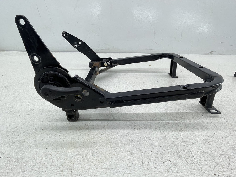 19 POLARIS SLINGSHOT SL RIGHT PASSENGER LOWER SEAT BASE MOUNT BACK REST FRAME