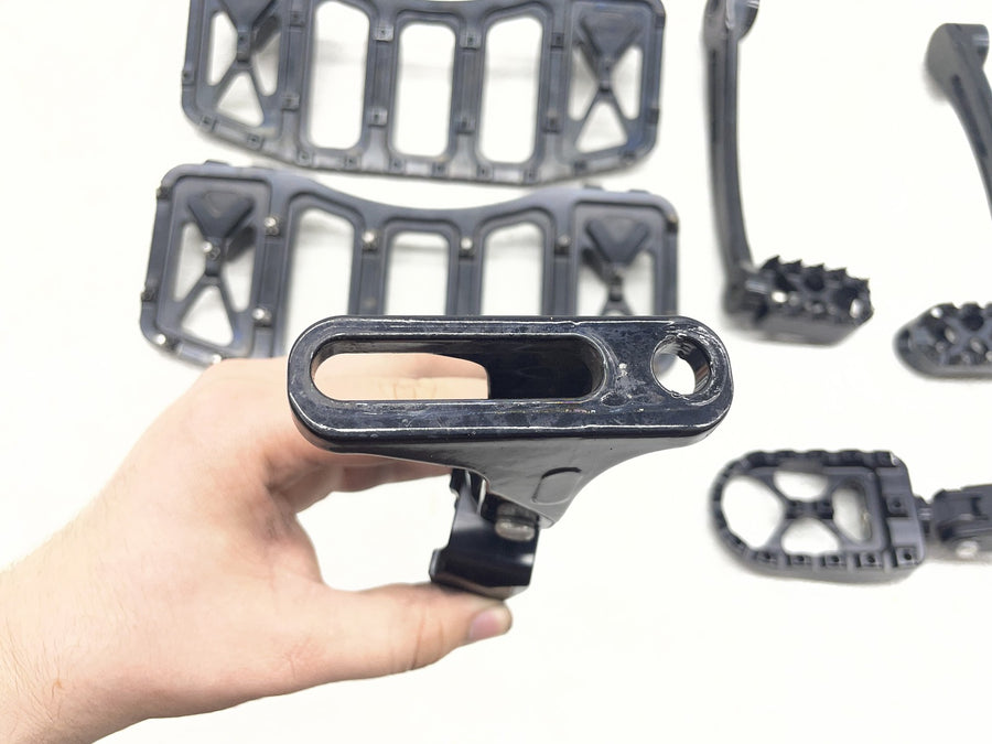 17-23 HARLEY-DAVIDSON STREET GLIDE SPECIAL FLHXS FOOTPEGS SET FLOORBOARDS PEDALS